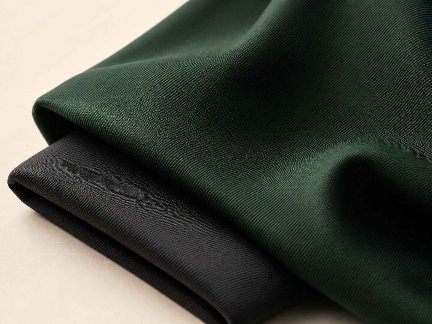 Gabardine verte et anthracite présentée à titre illustratif