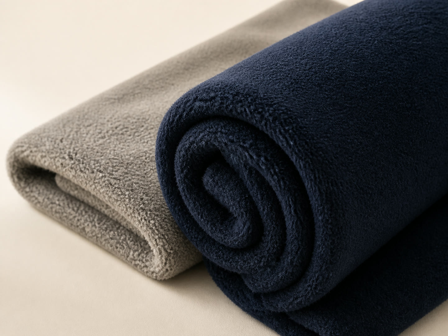 Tissu polaire bleu marine et gris présenté à titre illustratif