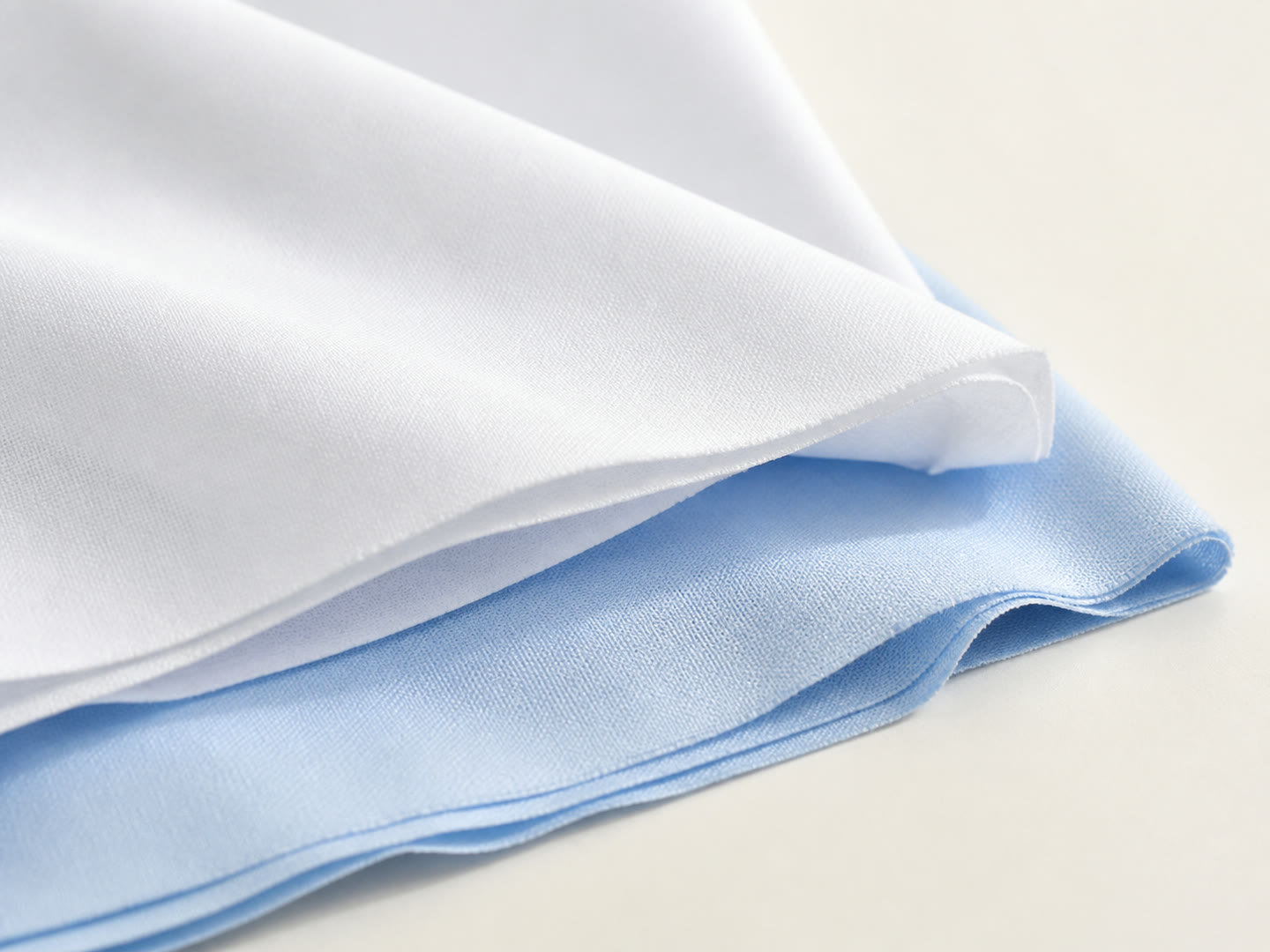 Popeline blanche et bleu clair présentée à titre illustratif