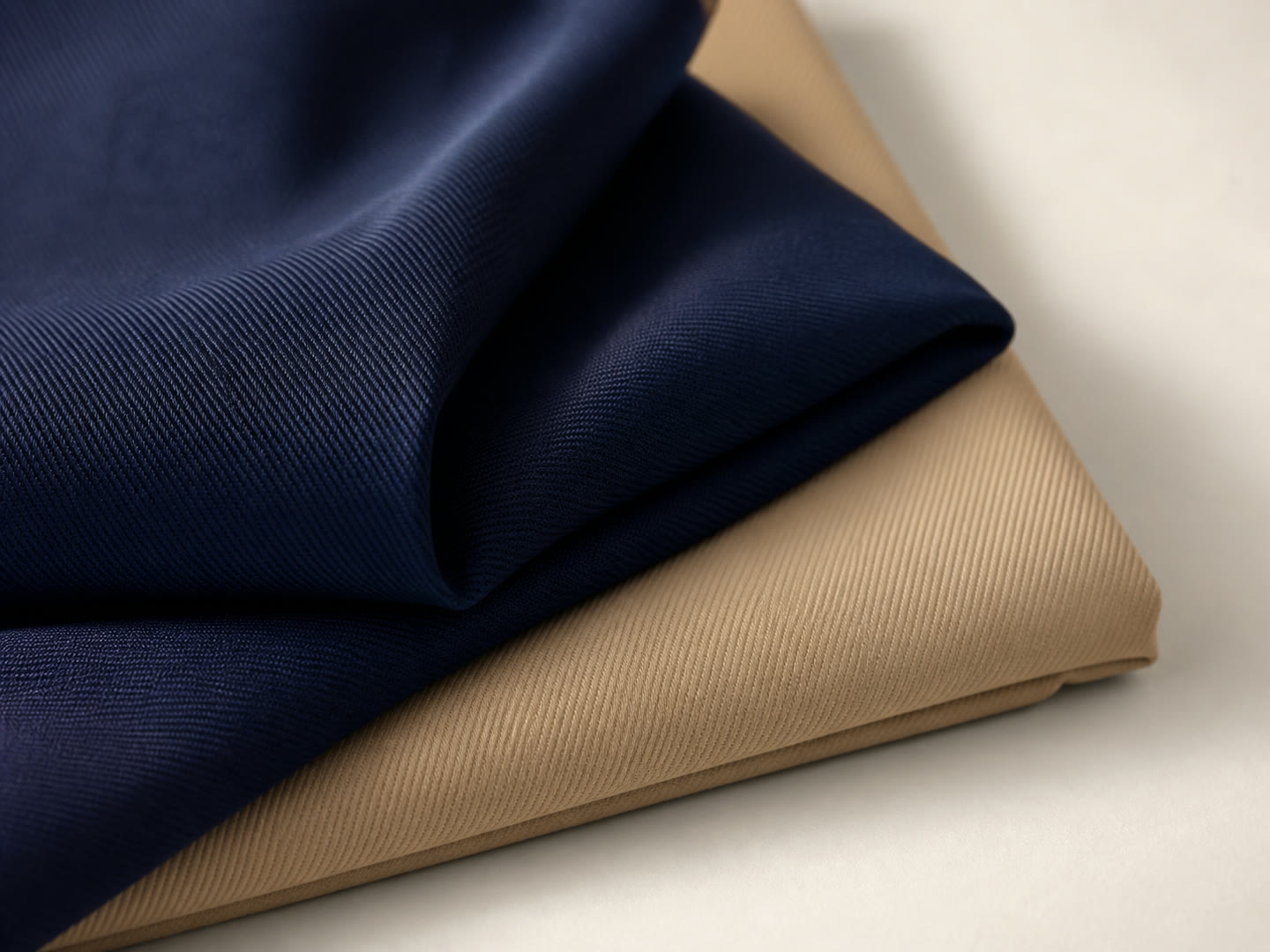 Serge bleu marine et polycoton beige présentés à titre illustratif