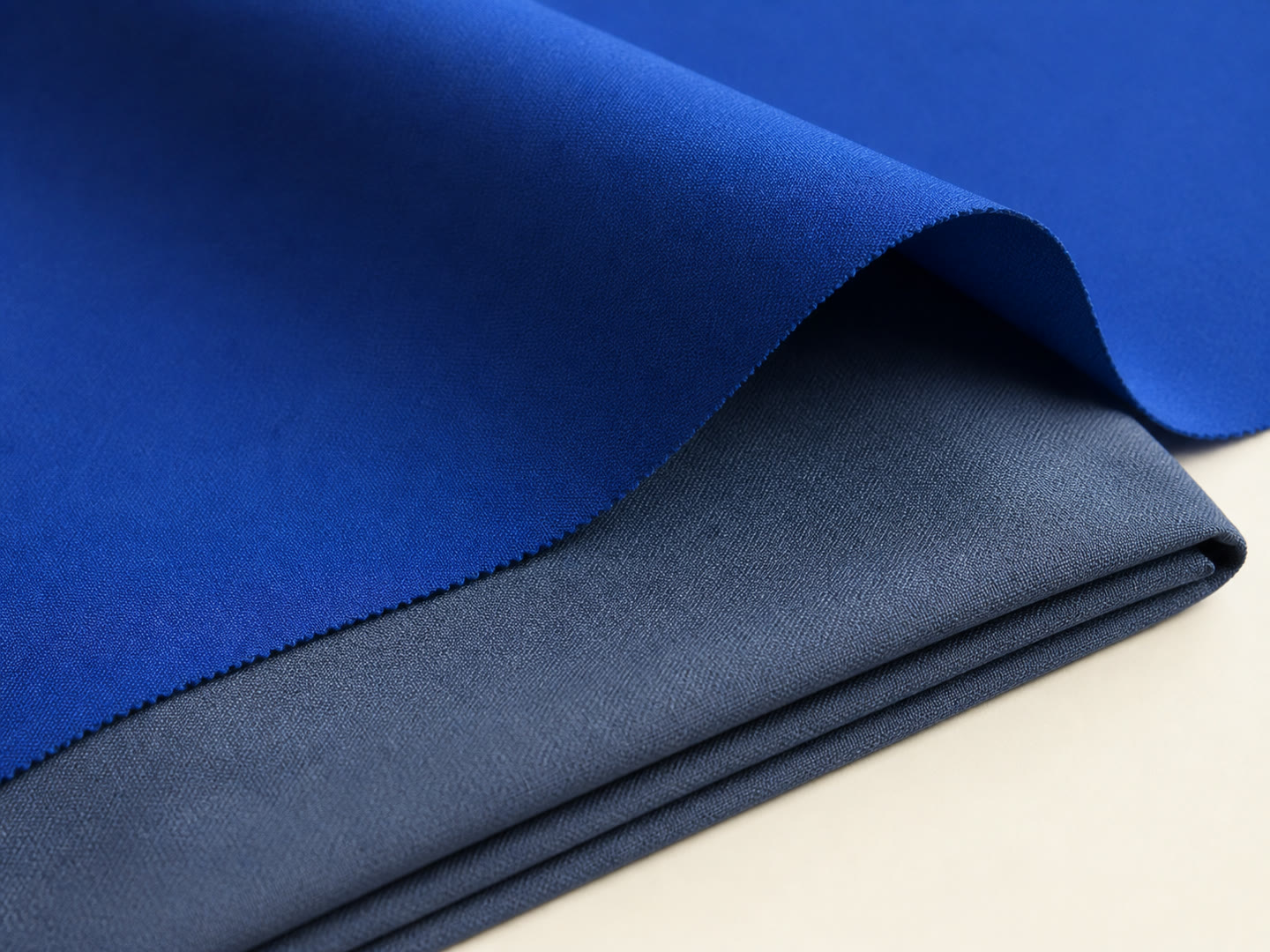 Tissu stretch bleu présenté à titre illustratif